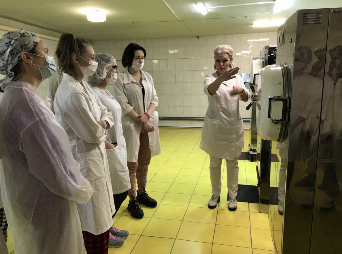 Фото пресс-службы АЦРБ. Экскурсия детям понравилась. Возможно, кто-то из них станет гинекологом или акушеркой и вернётся в нашу больницу. Очень ждем!